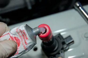 Чем смазать наконечники свечей зажигания?