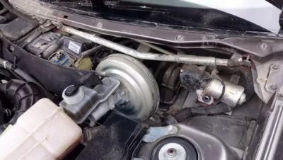 Где находится моторчик дворников на приоре?