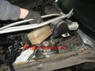 Где находится моторчик дворников на приоре?