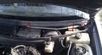 Где находится моторчик дворников на приоре?