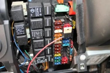 Где находится предохранитель электроусилителя руля на гранте?