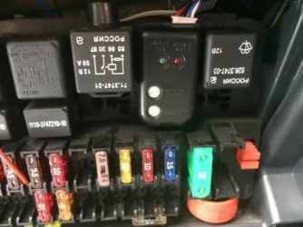 Где находится реле дворников на приоре?