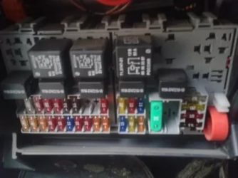Где находится реле дворников на приоре?