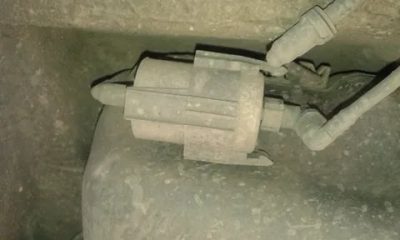 Где находится топливный фильтр на пежо 206?