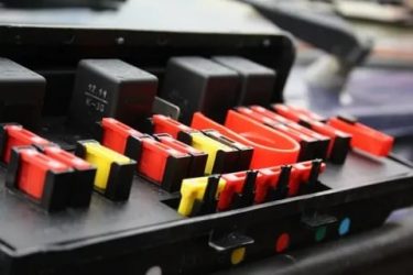 Как менять предохранители в машине?