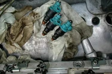 Как определить неработающую форсунку на работающем двигателе?