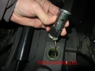 Как поменять прикуриватель на приоре?