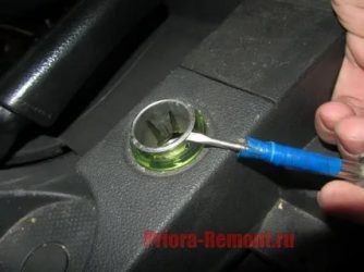 Как поменять прикуриватель на приоре?