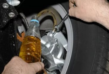 Как правильно заменить тормозную жидкость в автомобиле?