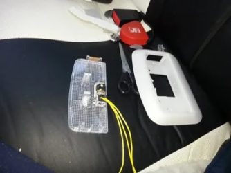 Как разобрать плафон освещения салона приора?