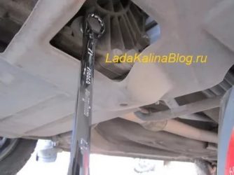 Как слить масло с коробки калина?