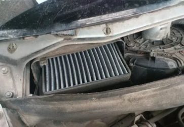 Как снять салонный фильтр на приоре?