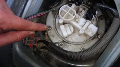 Как снять топливный насос на приоре?