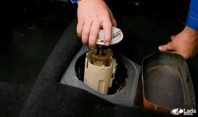 Как снять топливный насос на приоре?