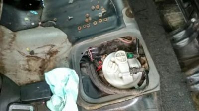 Как снять топливный насос на приоре?