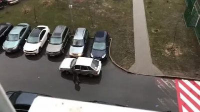 Перегородили машину во дворе что делать?