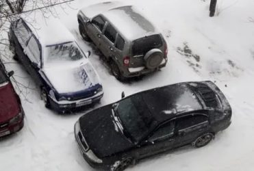 Перегородили машину во дворе что делать?