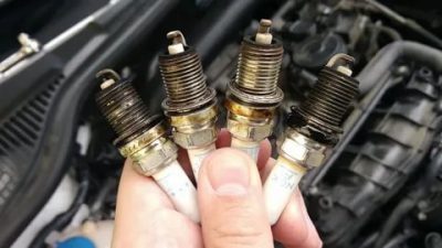 С какой периодичностью менять свечи зажигания?